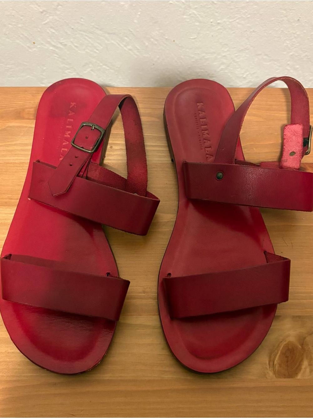 Kalimala Red Leather Strappy Flat Sandals Ankle Strap Buckle size 9 vero cuoio